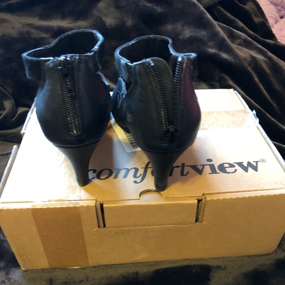 Fun, flirty, zip back booties - Picture 3 of 4